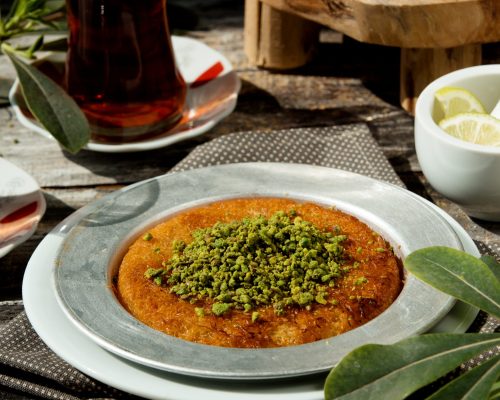 turkish kunefe garnished with pistachio